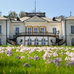 Kwiaty przez Pałacem Radziwiłłów w Balicach k. Krakowa